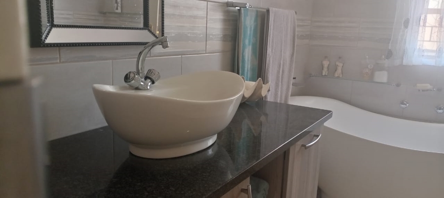 3 Bedroom Property for Sale in Safari Gardens North West